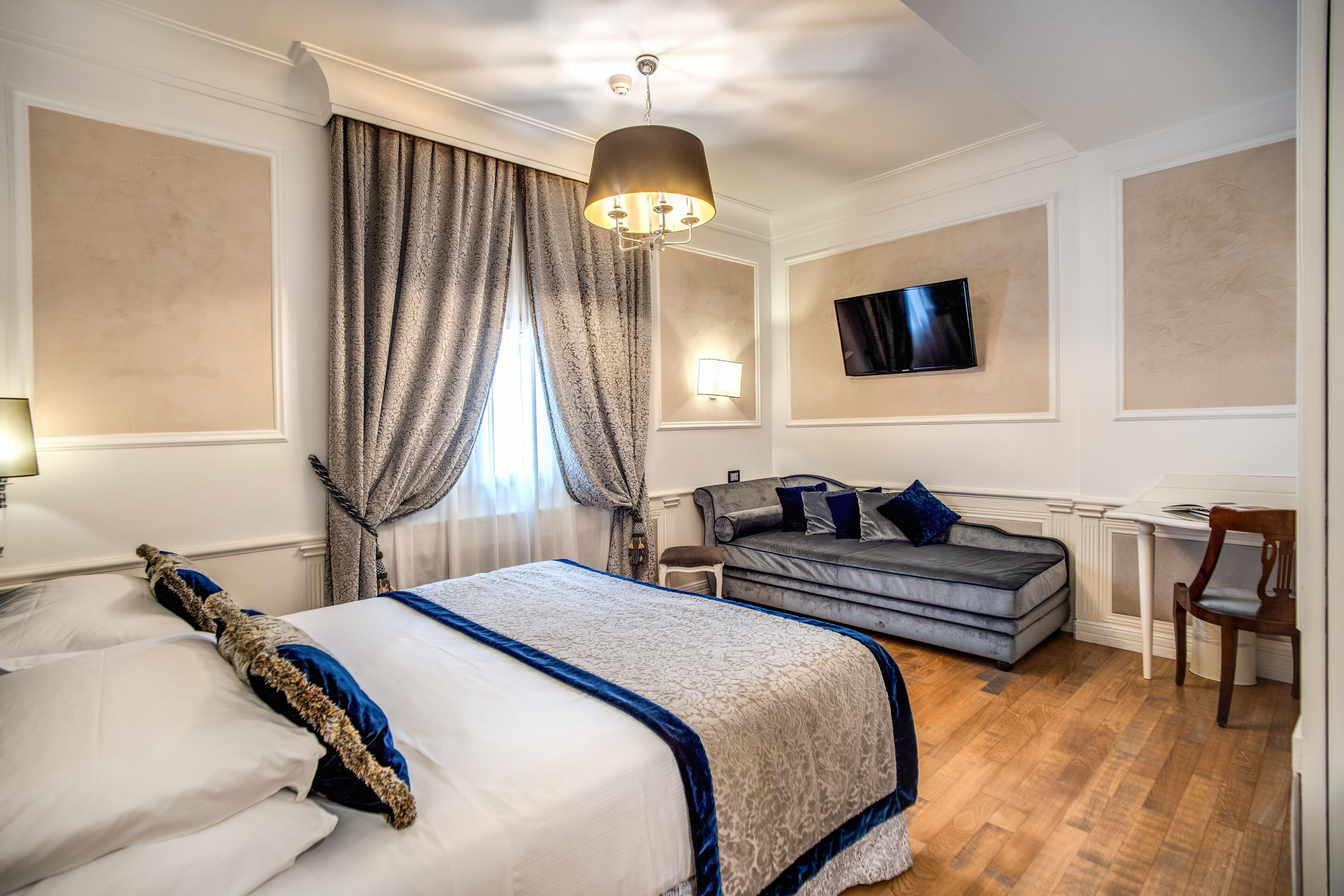 deluxe double or twin room | premium bedding, minibar, in-room safe, desk