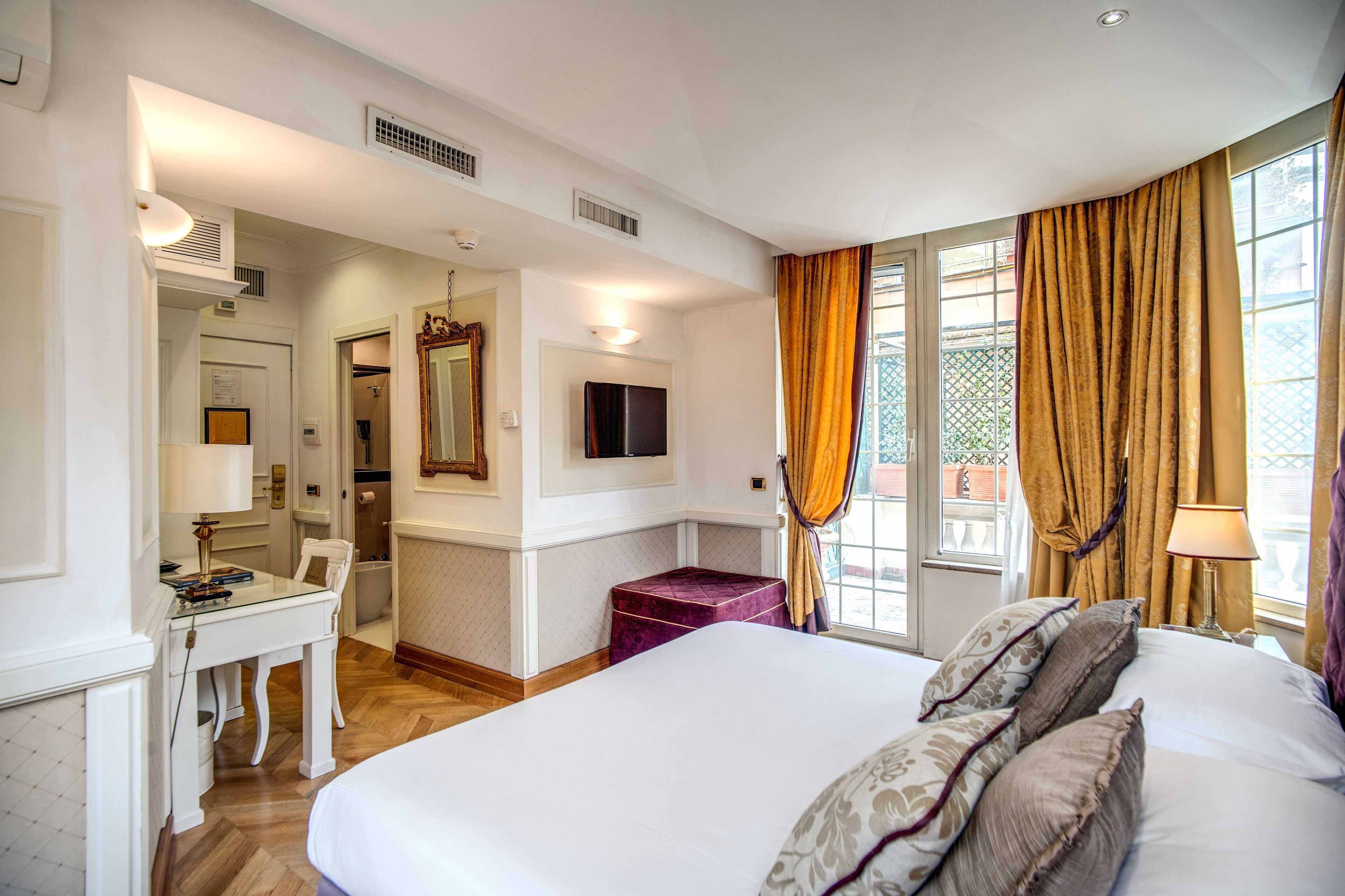 deluxe double or twin room | premium bedding, minibar, in-room safe, desk