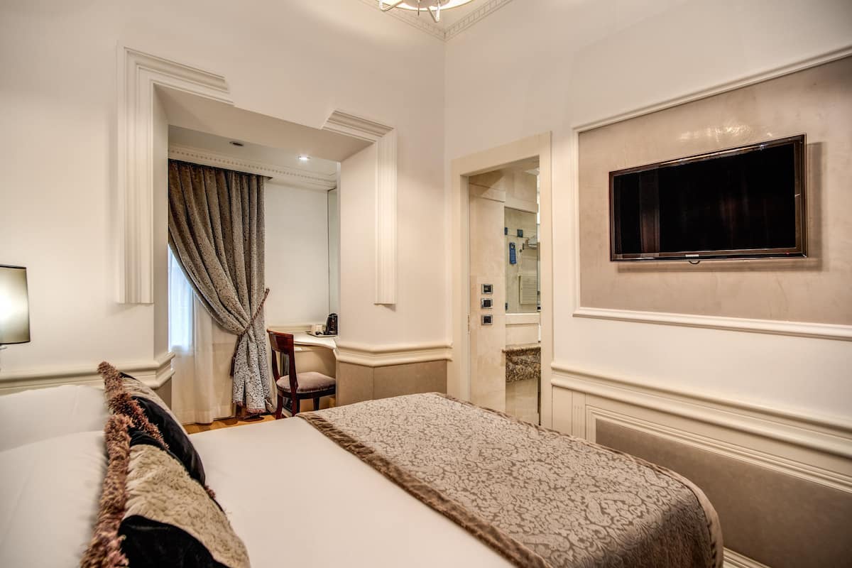 Chambre de base double | Literie de qualité, minibar, coffre-fort, bureau