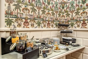 Petit déjeuner buffet (15 EUR par personne)