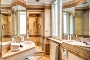 Habitación clásica | Baño | Artículos de higiene personal ecológicos, secador de pelo y bidé