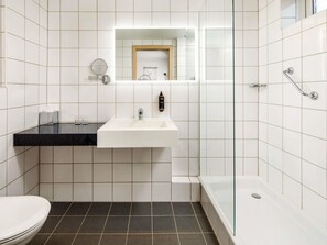 Ein Badezimmer mit Toilette, Waschbecken und Badewanne.