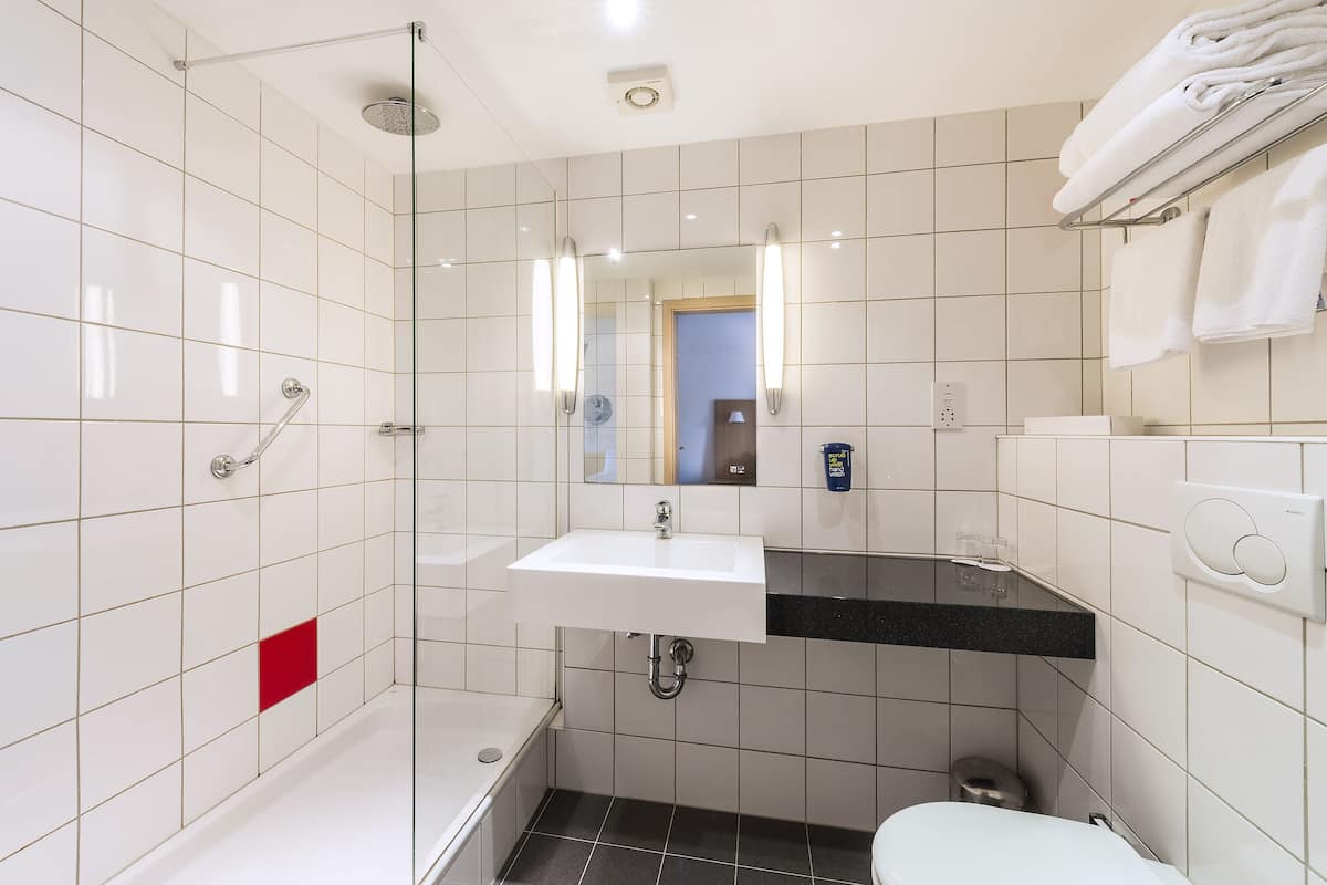 Douche, douche à « effet pluie », articles de toilette écologiques