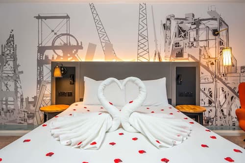 20 bedrooms, premium bedding, memory foam beds, in-room safe