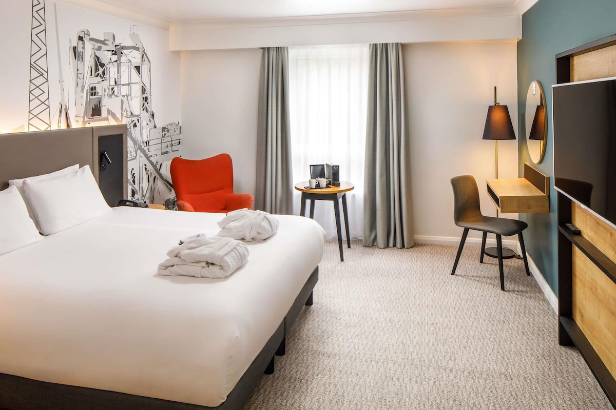 Privilege, Room, 1 King Bed | 20 bedrooms, premium bedding, memory-foam beds, in-room safe