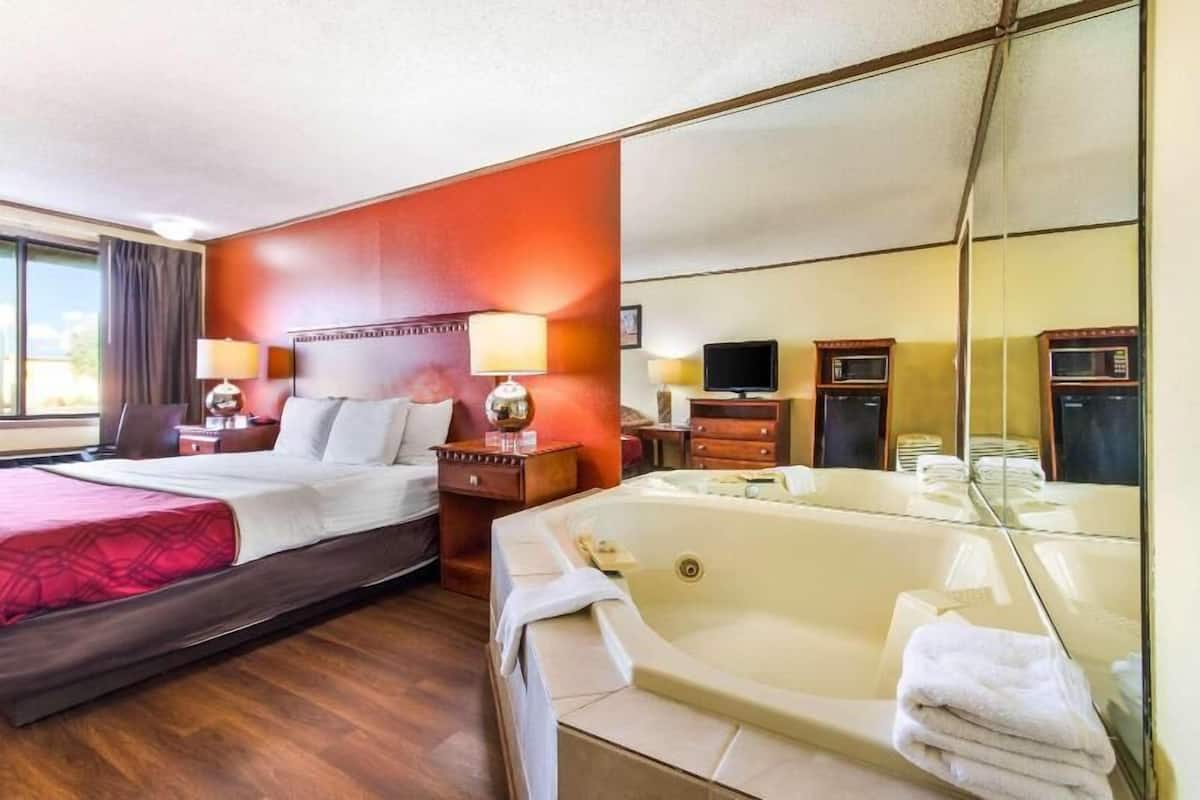 1 quarto, cofres nos quartos, escrivaninha