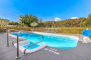 Piscine extérieure (ouverte en saison), parasols de plage