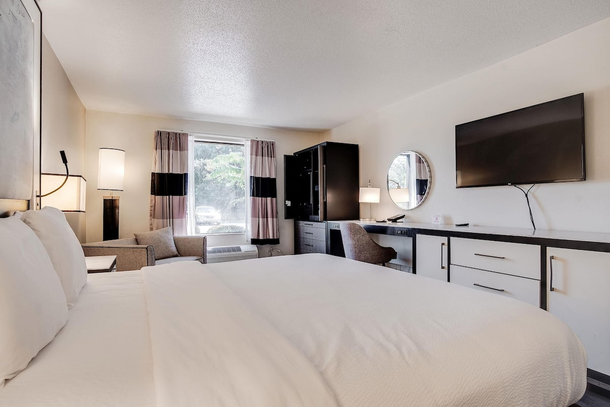 Habitación, 1 cama King size, para no fumadores | Camas con pillow-top, escritorio y cortinas blackout