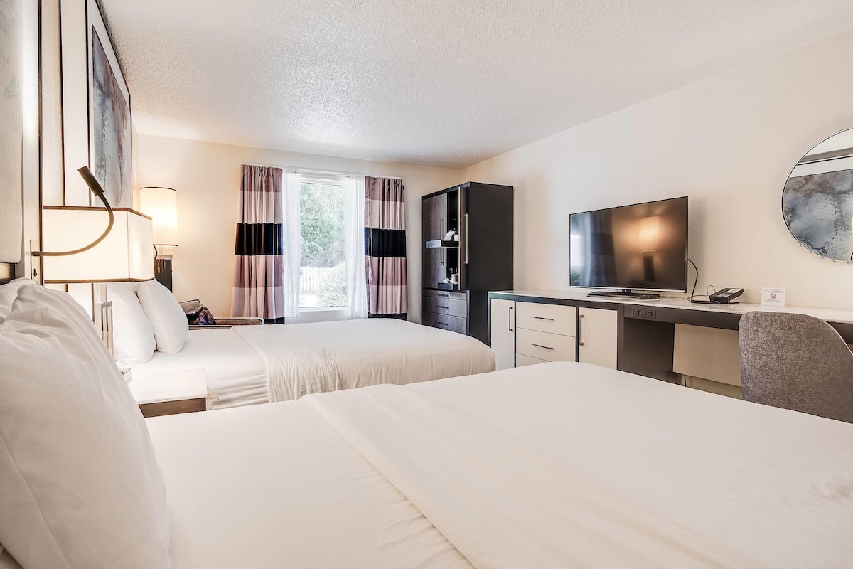 Habitación, 2 camas Queen size, para no fumadores | Camas con pillow-top, escritorio y cortinas blackout