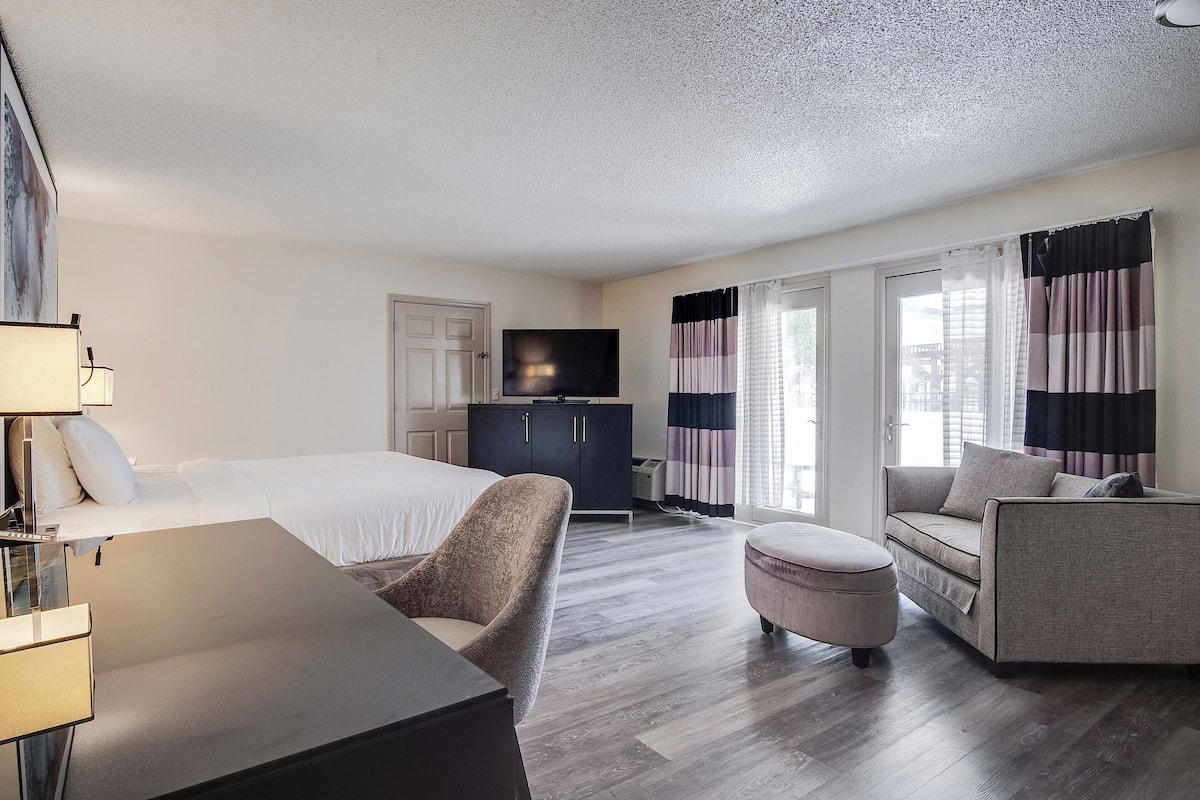 King Suite - Non-Smoking | Pillowtop beds, desk, blackout drapes, iron/ironing board