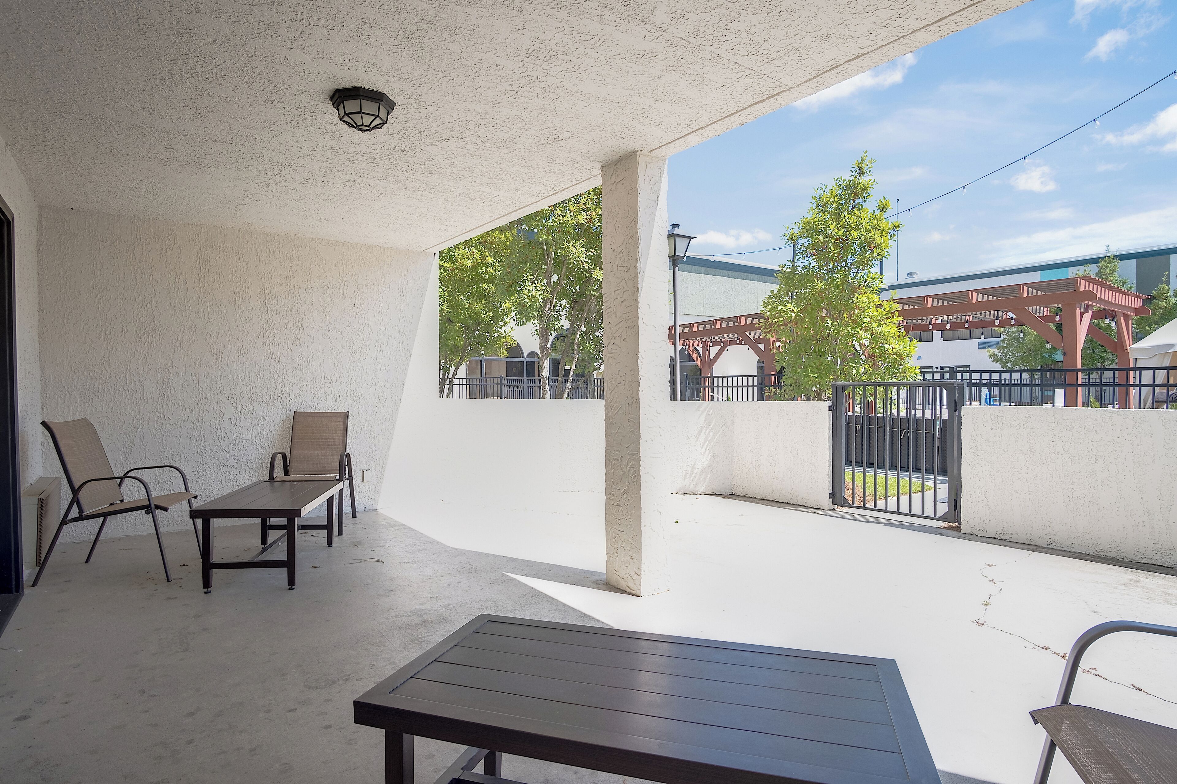 Svit Standard - 1 kingsize-säng | Bäddmadrasser, skrivbord, mörkläggningsgardiner och strykjärn/strykbräda