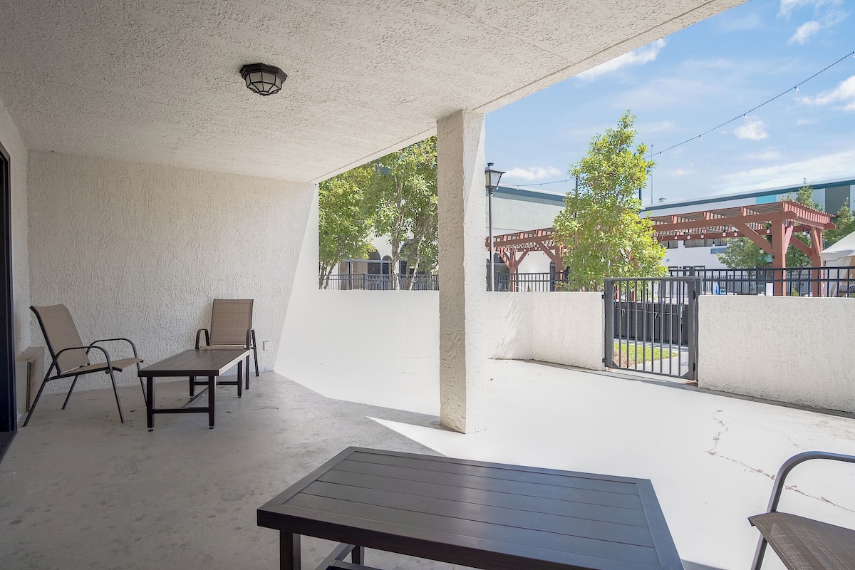 Svit Standard - 1 kingsize-säng | Bäddmadrasser, skrivbord, mörkläggningsgardiner och strykjärn/strykbräda