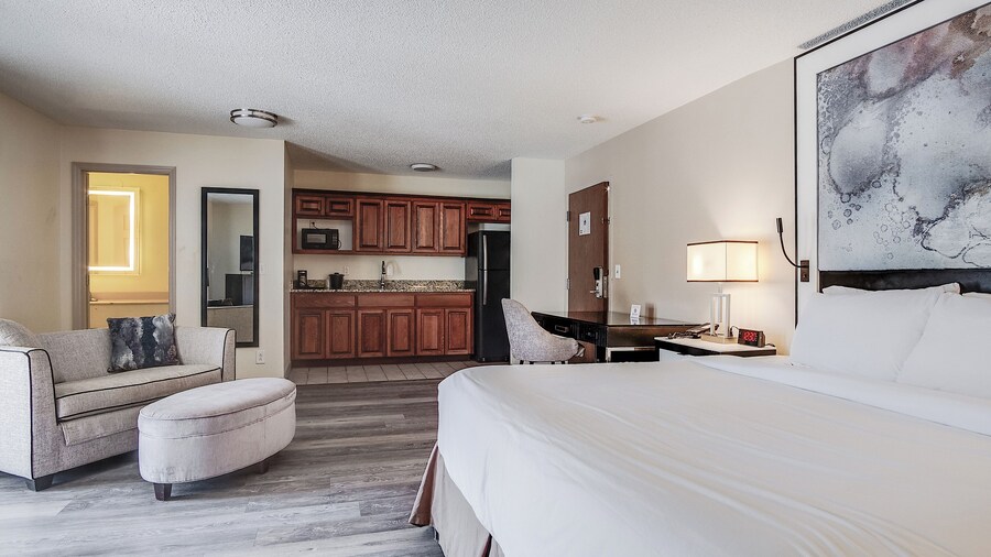 Cottonwood Suites Savannah Hotel & Conference Center