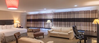 Cottonwood Suites Savannah Hotel & Conference Center