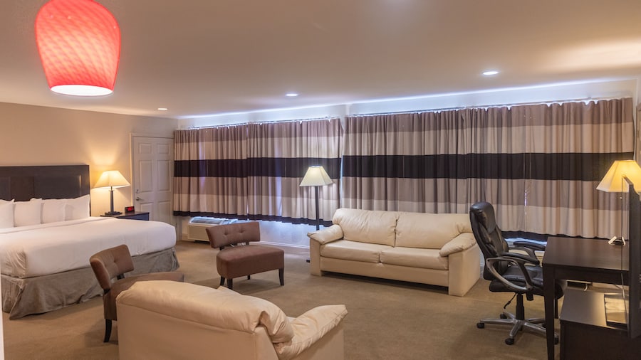 Cottonwood Suites Savannah Hotel & Conference Center