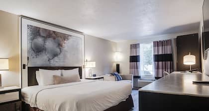 Cottonwood Suites Savannah Hotel & Conference Center