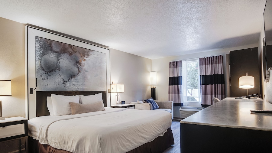 Cottonwood Suites Savannah Hotel & Conference Center