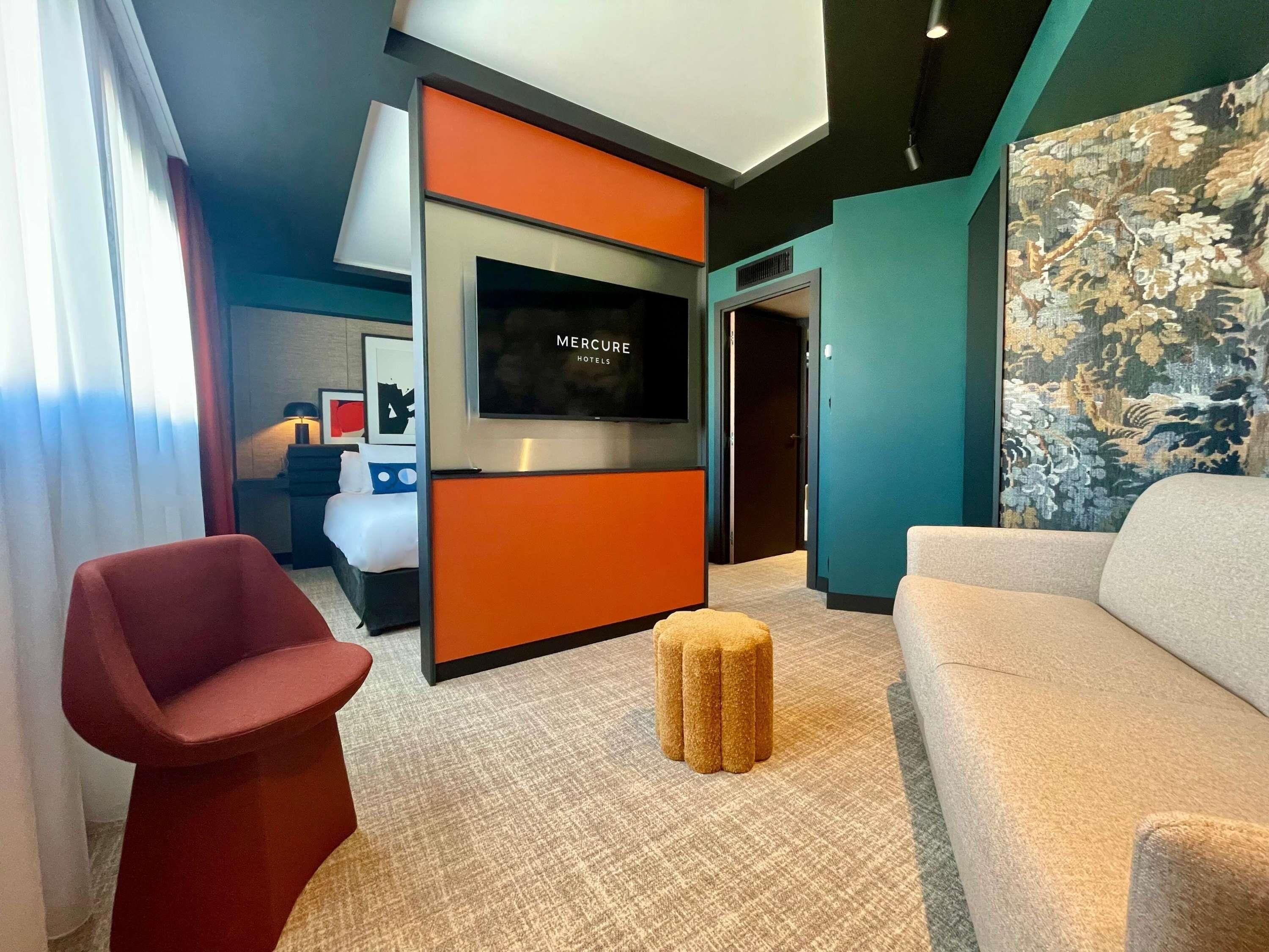 Minibar, safe på rommet, skrivebord og blendingsgardiner