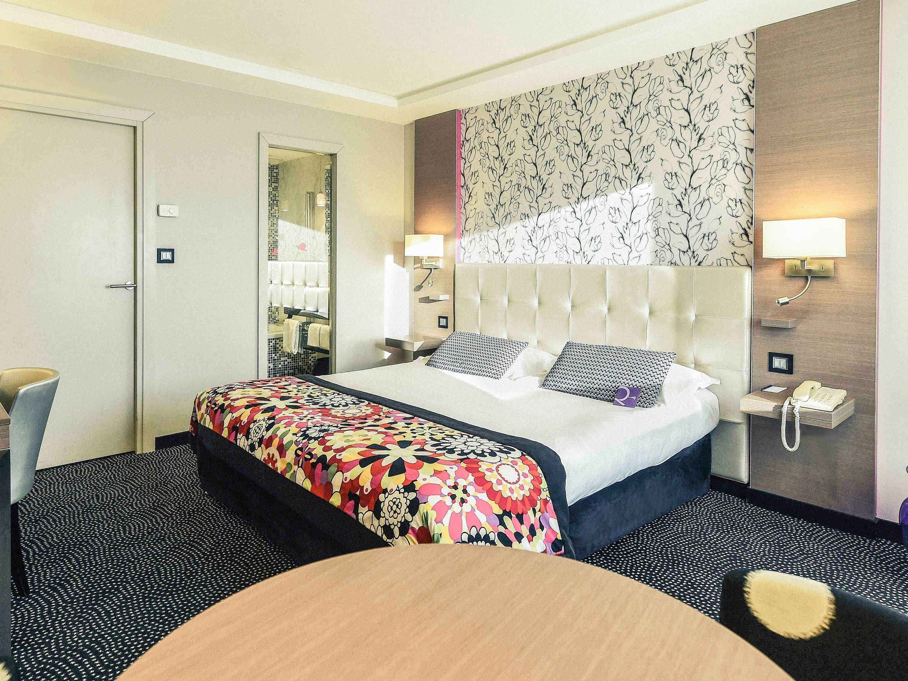 高级双人房, 1 张双人床 | 迷你吧、客房内保险箱、办公桌、遮光窗帘