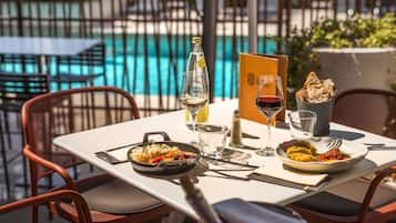 Frühstück, Mittagessen, französische Küche, Blick auf den Pool