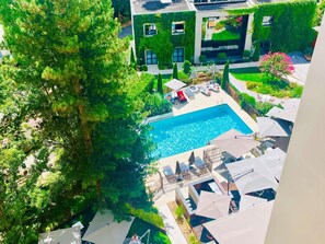 Una piscina al aire libre de temporada