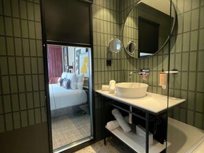 Privilege - Design-dobbeltværelse | Badeværelse | Kombination af bruser/badekar, miljøvenlige toiletartikler, hårtørrer