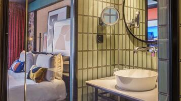 Minibar, coffres-forts dans les chambres, bureau, rideaux occultants