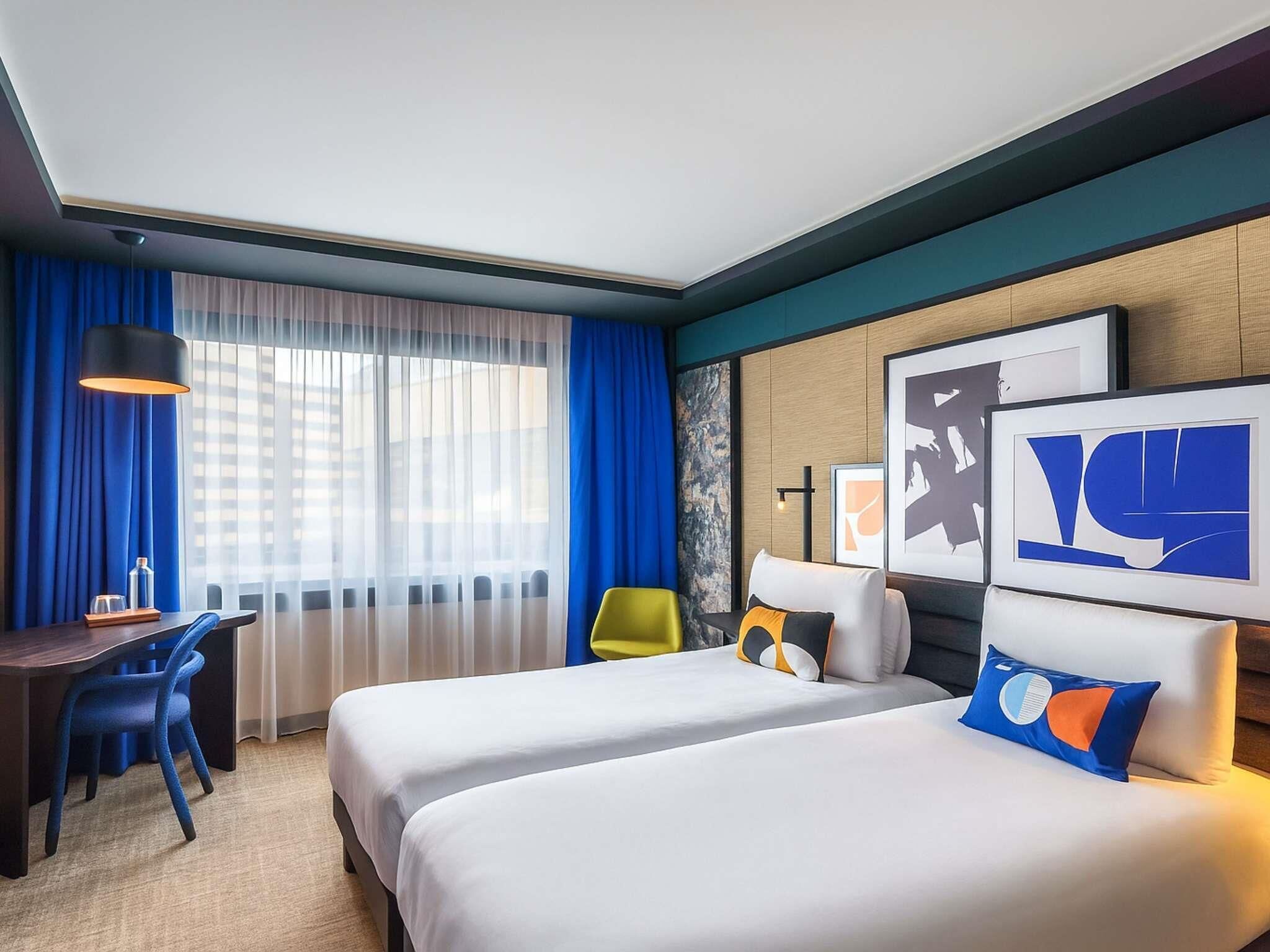 Kamer, 2 eenpersoonsbedden | Een minibar, een kluis op de kamer, een bureau, verduisterende gordijnen