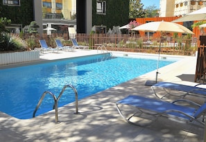Piscine extérieure en saison
