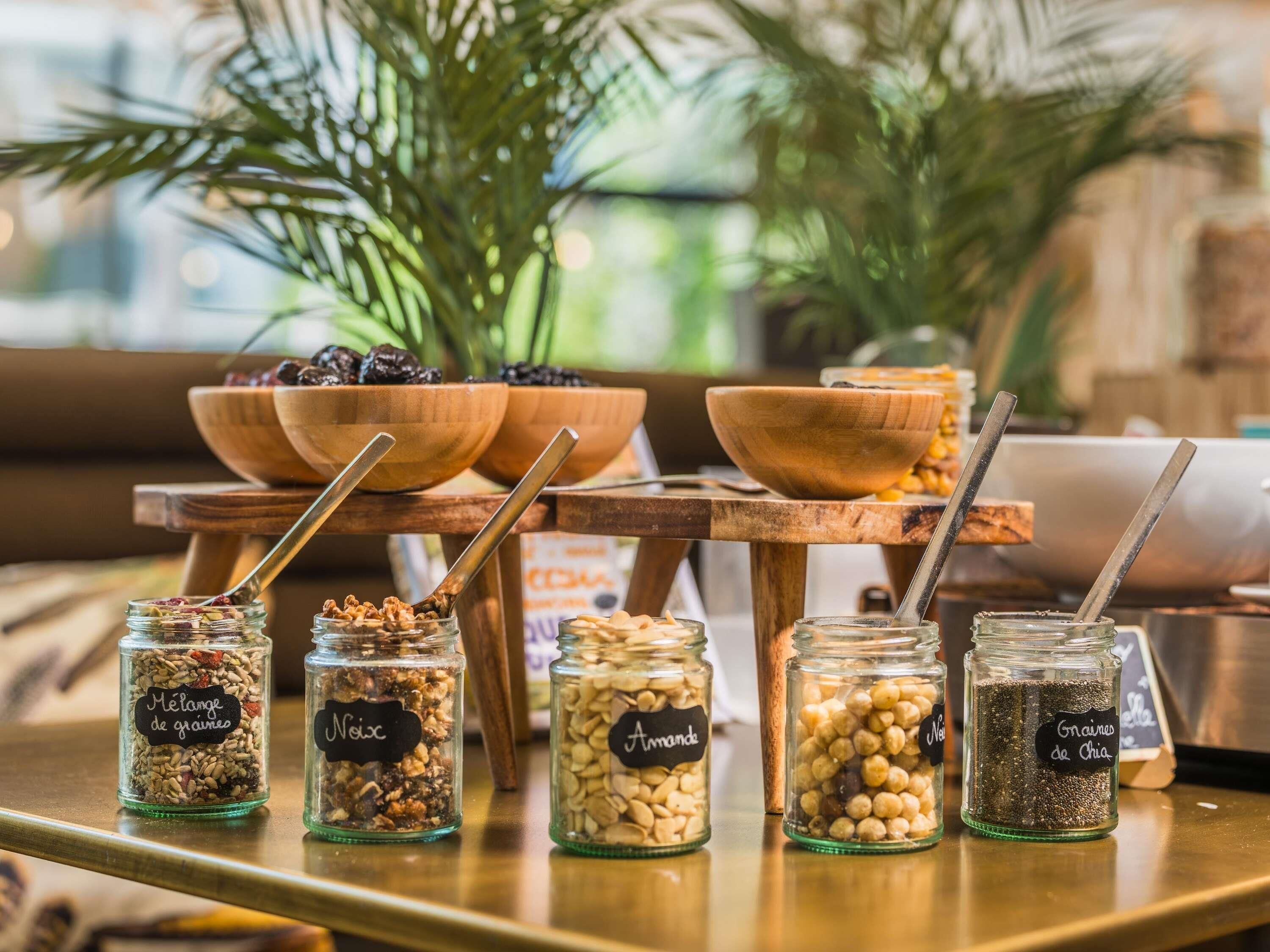 每日供应自助式早餐（每人 EUR 20）