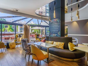 Pool views, serves breakfast, lunch, and dinner