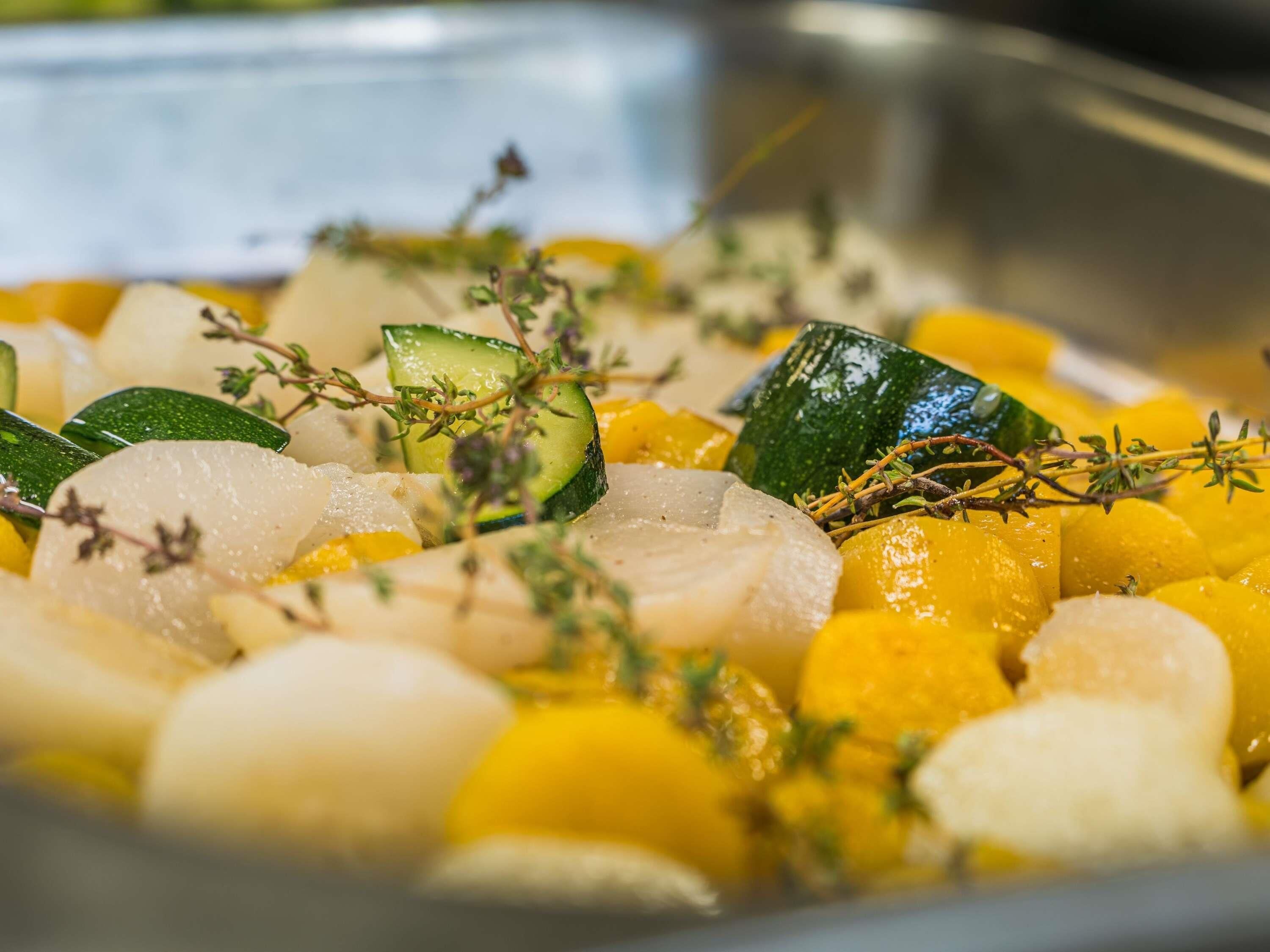 Une vue rapprochée d’un plat contenant divers légumes et herbes aromatiques.