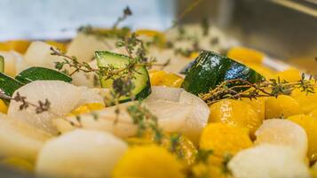 Une vue rapprochée d’un plat contenant divers légumes et herbes aromatiques.