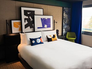 Habitación, 1 cama doble | Minibar, caja fuerte, escritorio y cortinas opacas