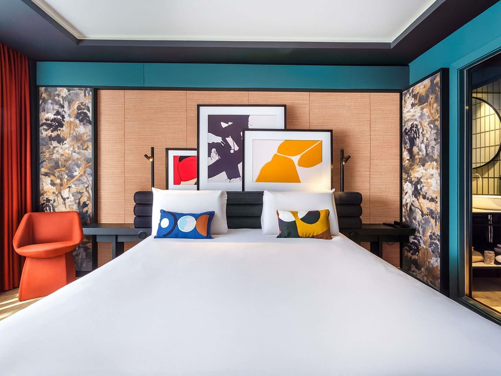 Kamer, 1 tweepersoonsbed | Een minibar, een kluis op de kamer, een bureau, verduisterende gordijnen