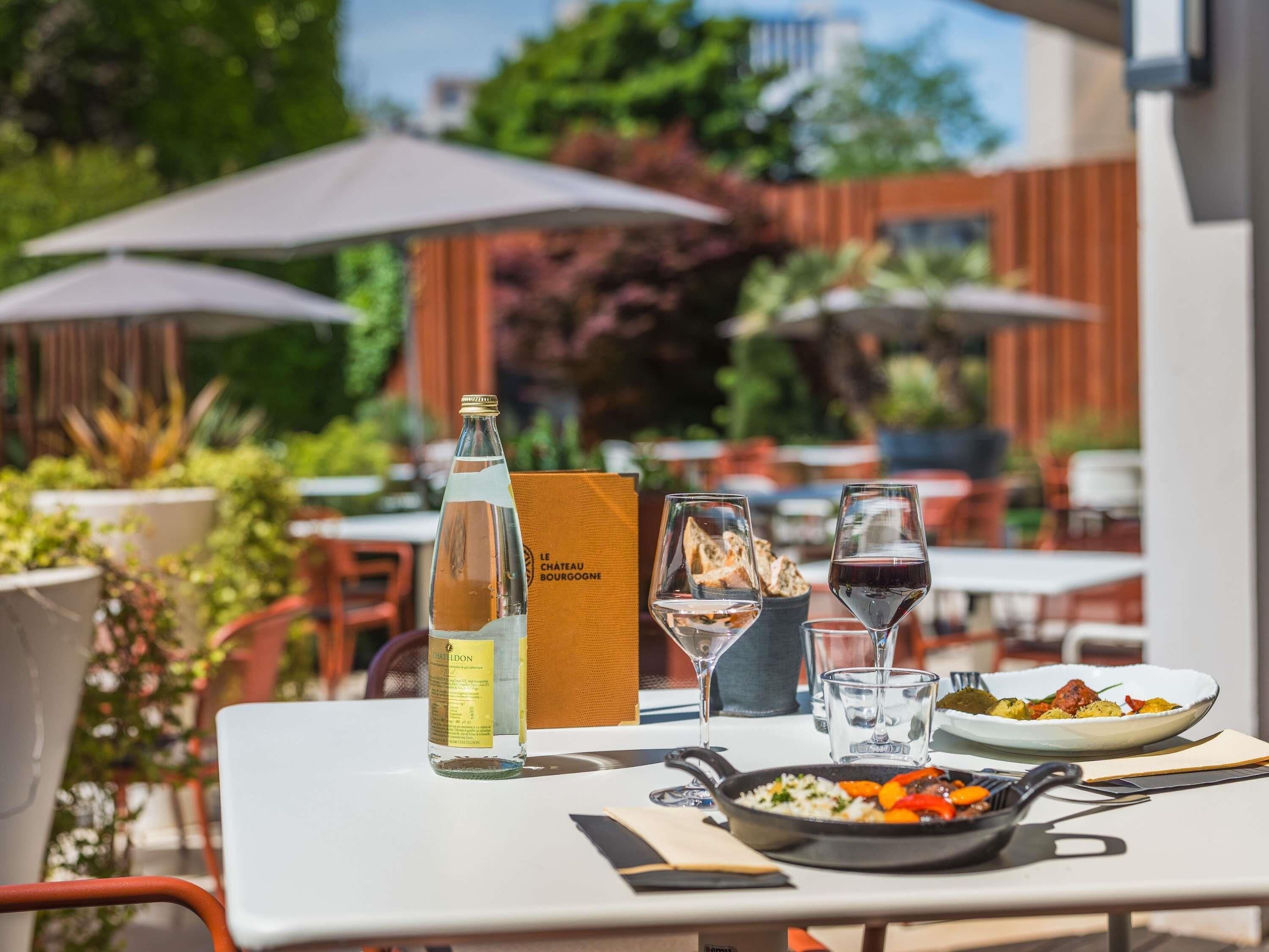pool views, serves breakfast, lunch and dinner