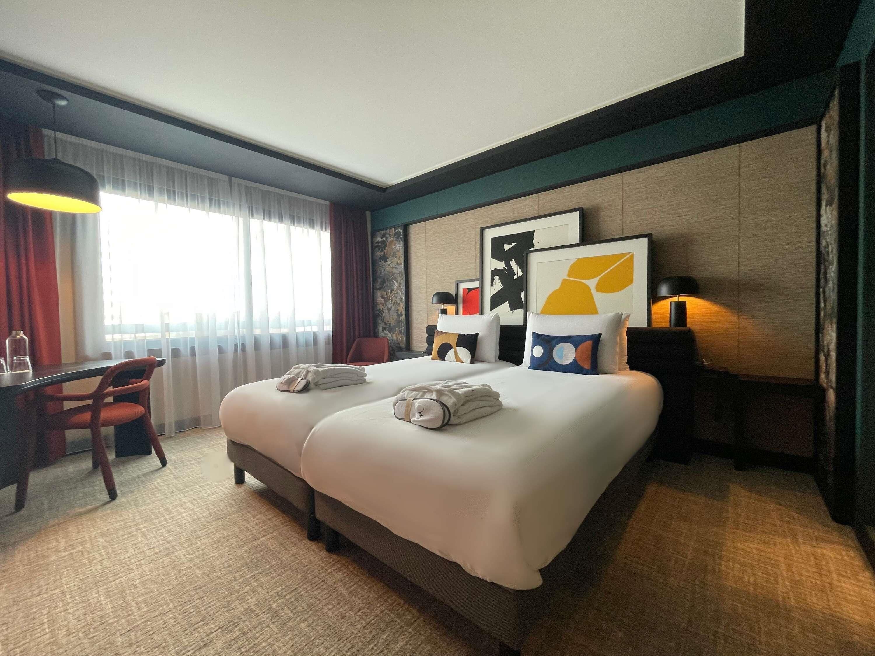 Minibar, coffres-forts dans les chambres, bureau, rideaux occultants