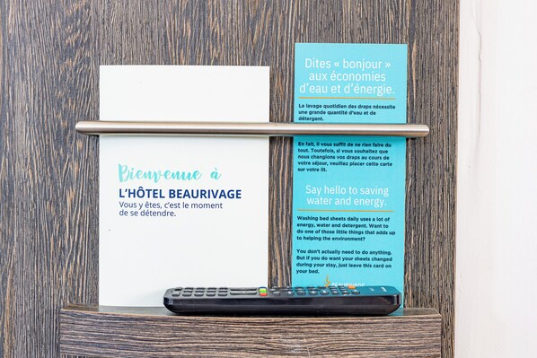 Tarjeta de bienvenida del hotel y una tarjeta que promueve el ahorro de agua y energía.