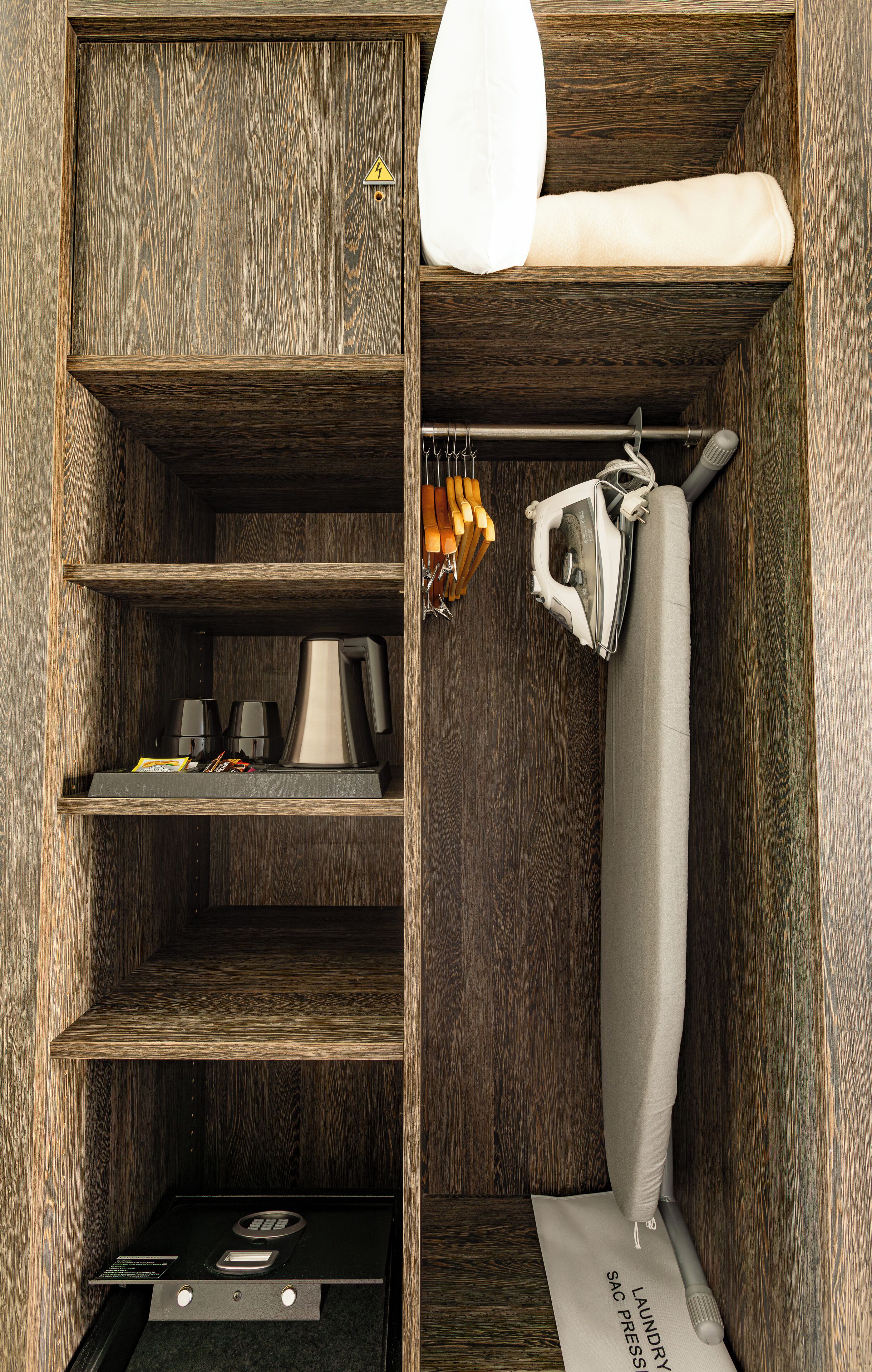 standard double or twin room | living area | flat-screen tv