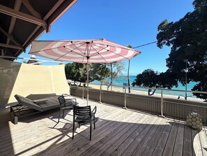 Habitación superior, vistas a la laguna | Caja fuerte, mobiliario individual, escritorio y cortinas opacas