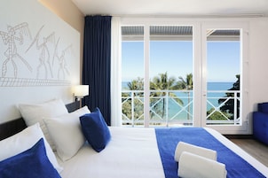 Caja de seguridad en la habitación, muebles diferentes y escritorio