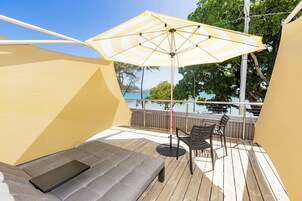 Caja de seguridad en la habitación, muebles diferentes y escritorio 