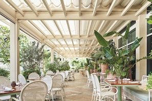 2 restaurants, breakfast served