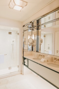 Combined shower/tub, designer toiletries, hair dryer, bathrobes at Four Seasons Resort Palm Beach