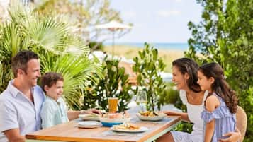 2 restaurants, breakfast served