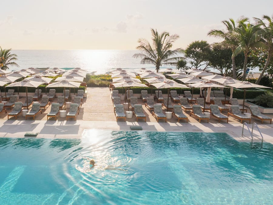 2 piscines extérieures, chaises longues