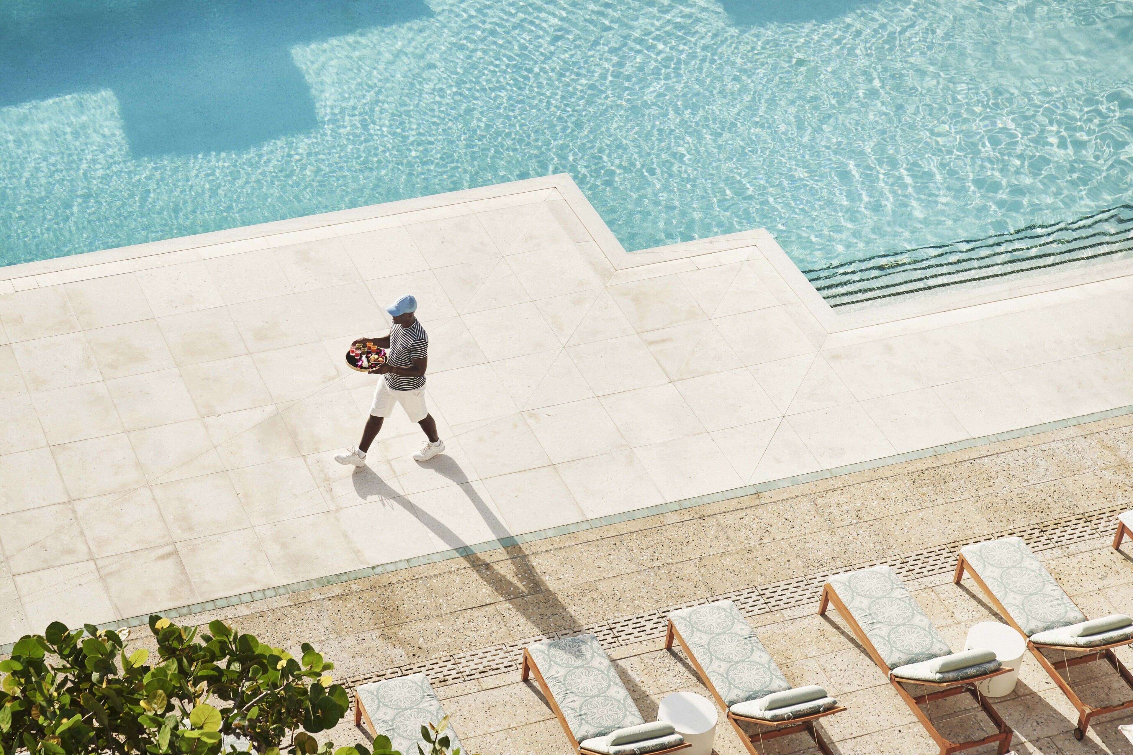 2 outdoor pools, pool loungers