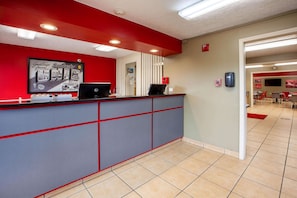 Lobby - Super 8 by Wyndham Sandusky (Sandusky)
