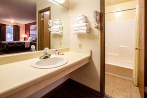 Combined shower/tub, free toiletries, hair dryer, towels - Super 8 by Wyndham Sandusky (Sandusky)
