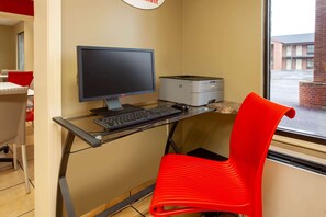 Business center - Super 8 by Wyndham Sandusky (Sandusky)